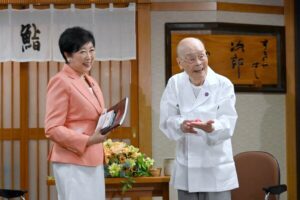 La légende du sushi Jiro Ono fête ses 100 ans et refuse toujours la retraite