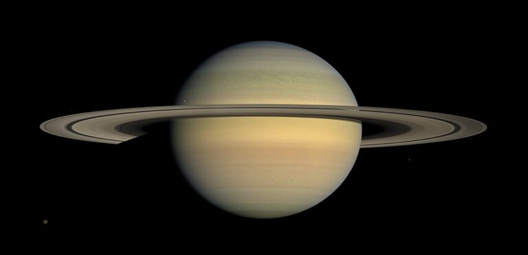 La sonde Cassini livre de nouveaux indices d’une chimie propice à la vie sur une lune de Saturne (wikipedia commons)