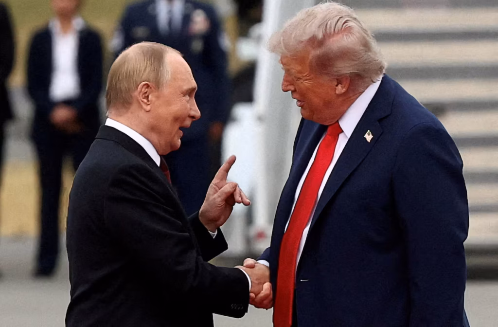 Le Kremlin affirme qu’il soutiendrait la candidature de Donald Trump au prix Nobel de la paix (AP)