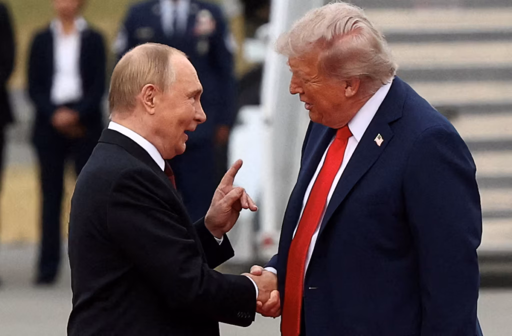 Le Kremlin confirme que la préparation du sommet Poutine-Trump se poursuit malgré les tensions sur l’Ukraine (AP)