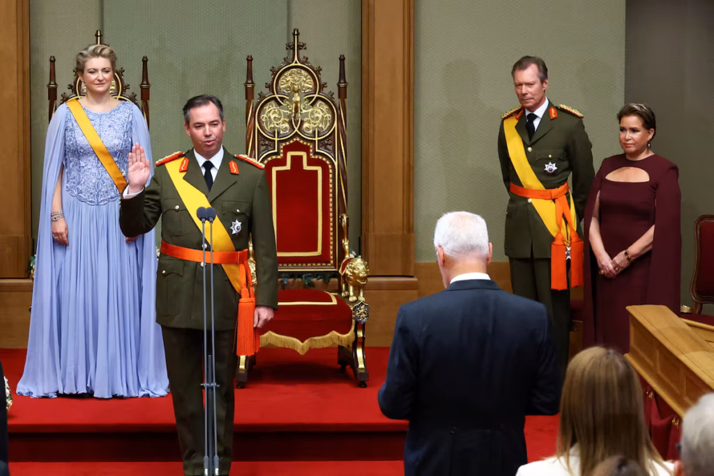 Le Luxembourg accueille son nouveau Grand-Duc Guillaume après l’abdication de son père Henri (AP)