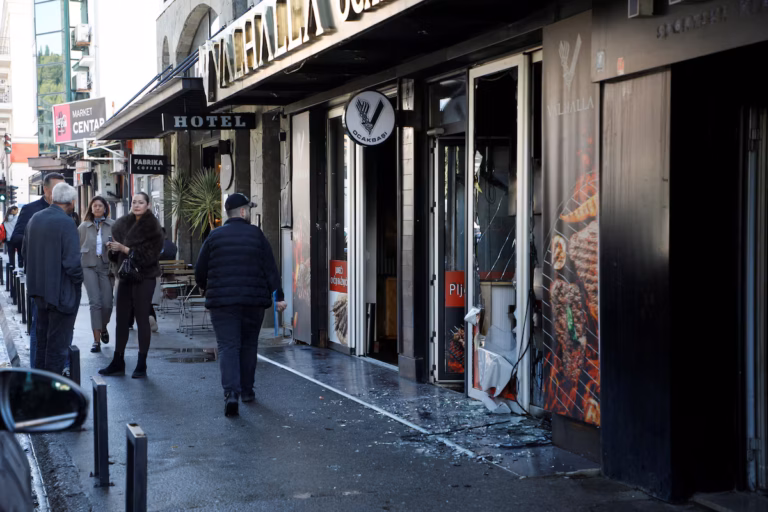 Le Monténégro arrête des dizaines de ressortissants turcs et azéris après un week-end de violences (AP)