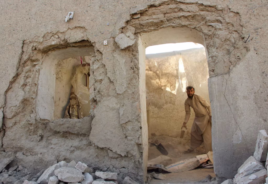 Le Pakistan et l’Afghanistan prolongent leur cessez-le-feu en attendant les pourparlers de Doha (AP)