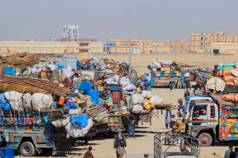 Le Pakistan place ses troupes en état d’alerte maximale à la frontière afghane après des affrontements armés et l’arrêt du commerce transfrontalier (AP)