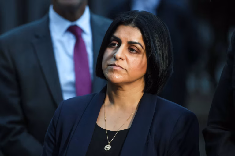 Le Royaume-Uni déclare la guerre au travail illégal - les livreurs de repas et les lave-autos dans le collimateur (AP)