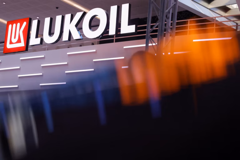 Le Royaume-Uni sanctionne Lukoil et Rosneft et s’attaque à la « flotte fantôme » du pétrole russe (AP)