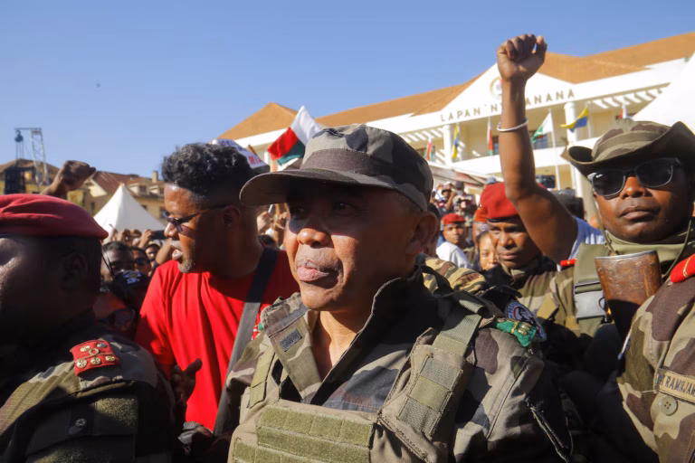 Le chef du coup d’État à Madagascar promet de prêter serment tandis que l’Union africaine suspend le pays (AP)