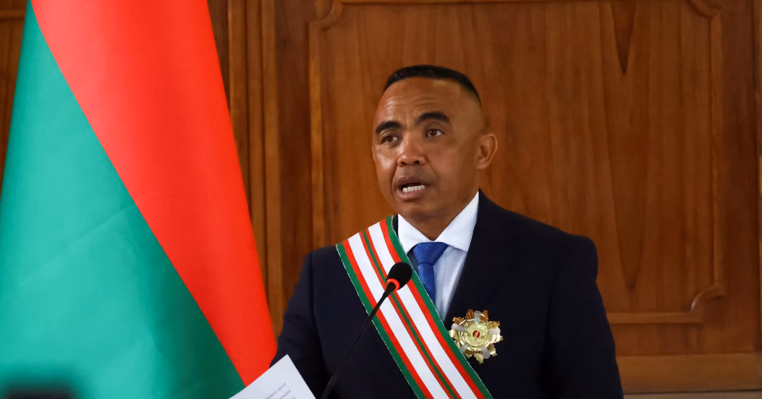 Le colonel Randrianirina prête serment à Madagascar après un coup d’État condamné par la communauté internationale