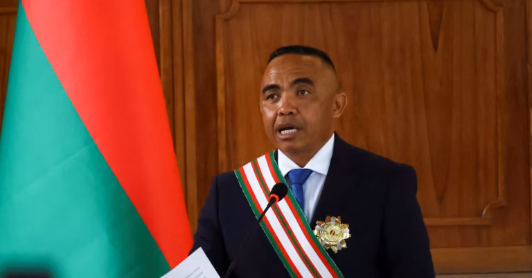 Le colonel Randrianirina prête serment à Madagascar après un coup d’État condamné par la communauté internationale