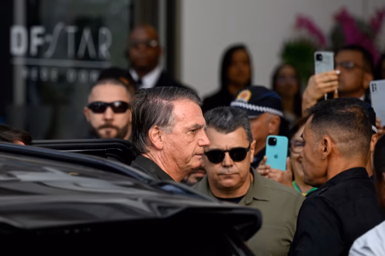 Le juge de la Cour suprême du Brésil maintient Jair Bolsonaro en résidence surveillée (AP)