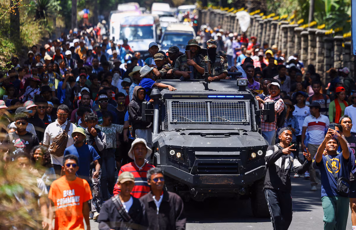 Le président malgache Andry Rajoelina aurait quitté Madagascar à bord d’un avion militaire français (AP)