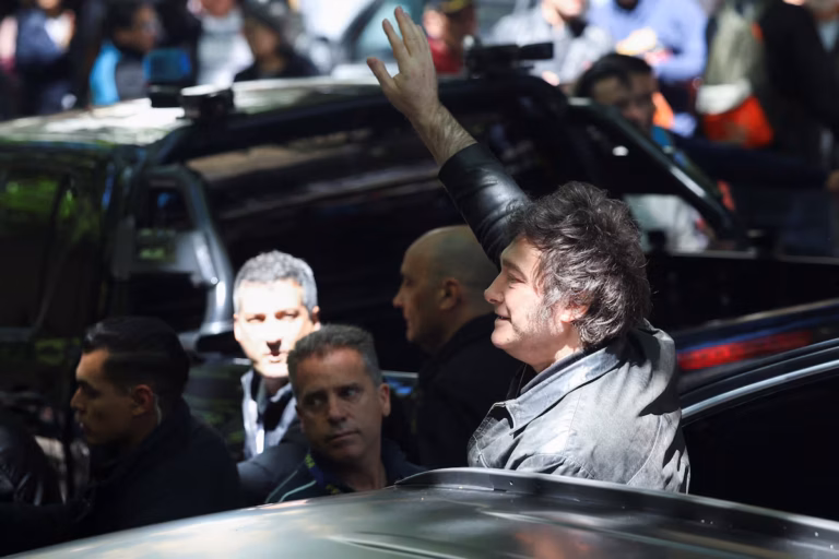 Les Argentins votent dans un scrutin décisif pour l’avenir du projet libertarien de Javier Milei (AP)