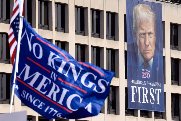 Les manifestations « No Kings » contre Trump suscitent des inquiétudes sur la surveillance gouvernementale (AP)