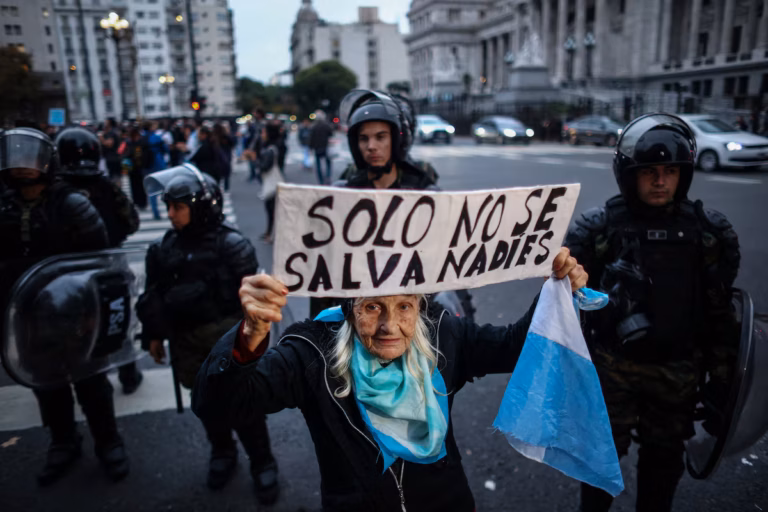 Les retraités au bord du gouffre - les retraités argentins en grève