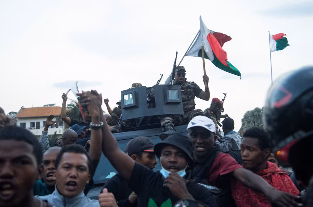 Madagascar – le président Rajoelina dénonce une tentative de coup d’État alors que l’armée se fracture