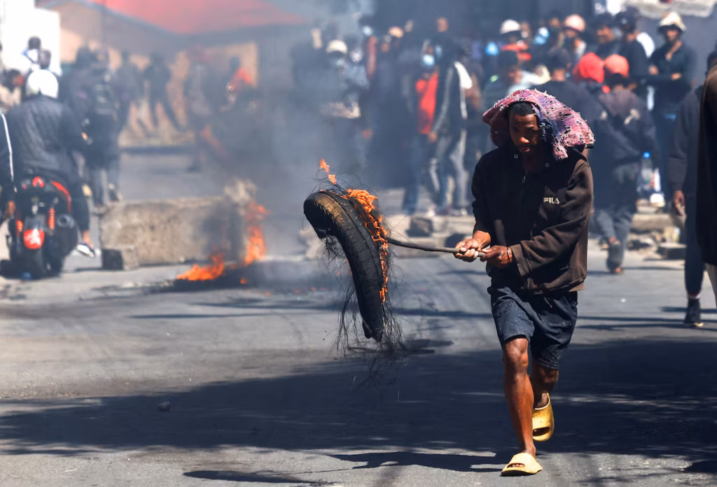 Madagascar – le président Rajoelina nomme un général de l’armée Premier ministre en pleine crise sociale