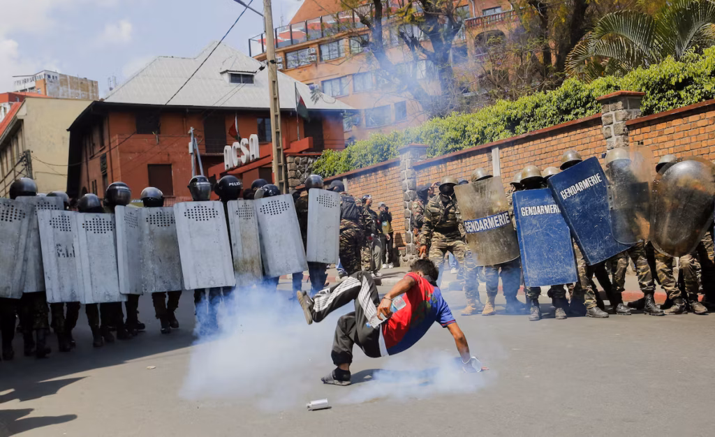 Madagascar - les manifestants envahissent la place du 13 mai sous escorte militaire, défiant le pouvoir de Rajoelina (AP)