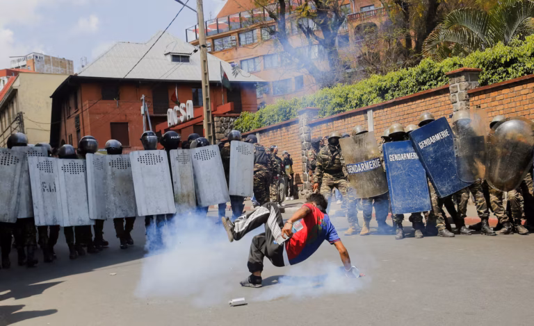 Madagascar - les manifestants envahissent la place du 13 mai sous escorte militaire, défiant le pouvoir de Rajoelina (AP)