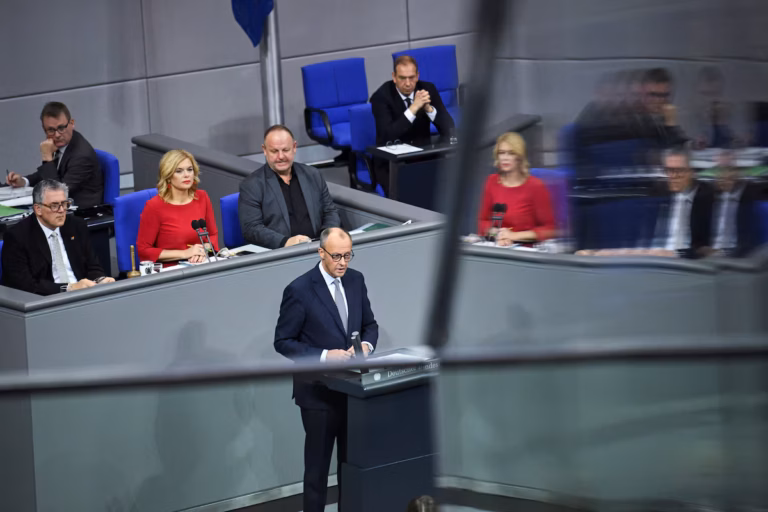 Merz veut mobiliser les avoirs russes gelés pour financer un prêt massif à l’Ukraine (AP)