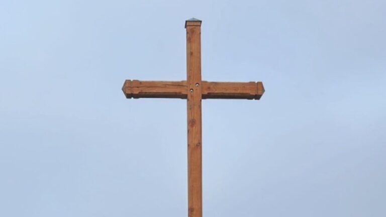 Montgenèvre - une croix retirée par hélicoptère au nom de la laïcité