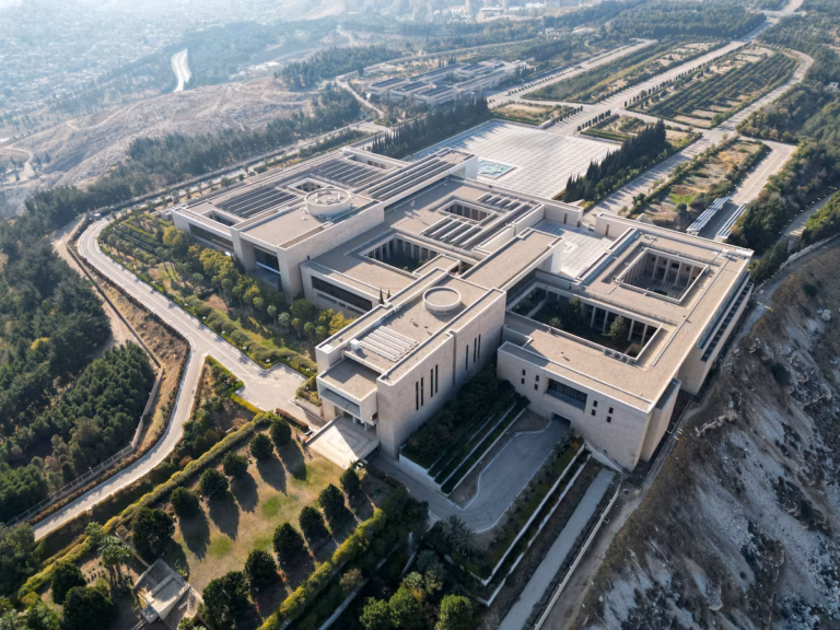 Pas de butin de guerre : le nouveau dirigeant syrien impose sa loi aux loyalistes