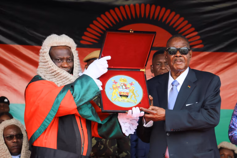 Peter Mutharika prête serment pour un second mandat à la tête du Malawi (AP)