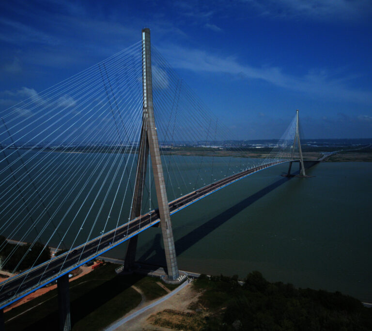 Pont de Normandie - une femme de 49 ans meurt après avoir sauté du tablier (wikipedia commons)