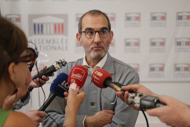 Pouria Amirshahi : « Je refuse de participer à la chasse aux socialistes qui n'ont pas voté la censure »