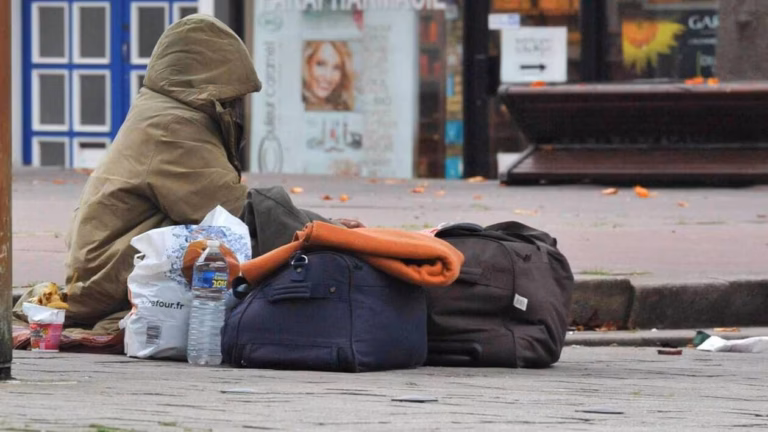 Près de mille morts dans la rue en 2024 - la France face à la tragédie invisible des sans-abri