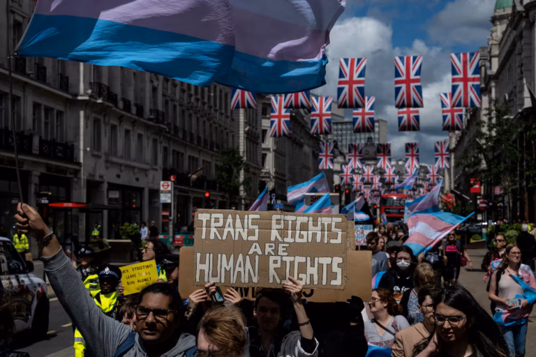 Royaume-Uni : un organisme de surveillance des droits de l'homme presse le gouvernement d'agir après une décision de justice sur les droits des personnes transgenres