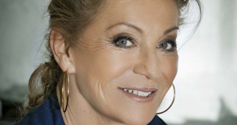 Sheila brise le silence : "Avec Dalida, on était deux belles femmes de 40 ans célibataires, les hommes français avaient peur de nous"