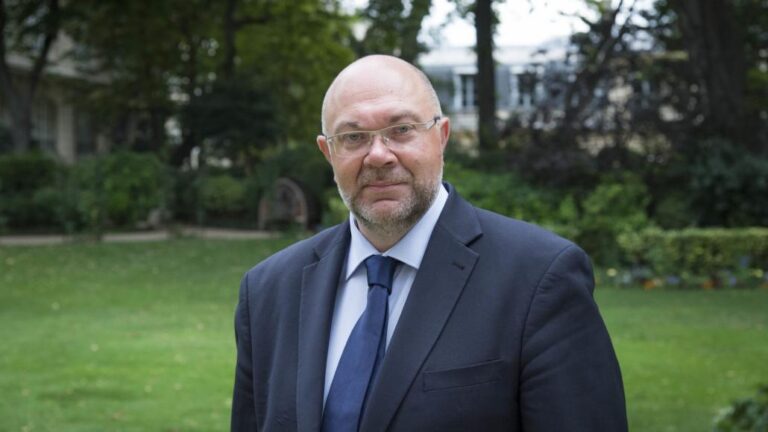 Stéphane Travert prend la tête de la commission des affaires économiques, la gauche dénonce une "fraude"