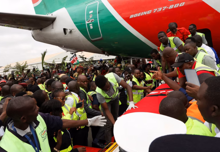 Tirs de sommation et gaz lacrymogènes lors de la veillée funèbre de Raila Odinga au Kenya (AP)