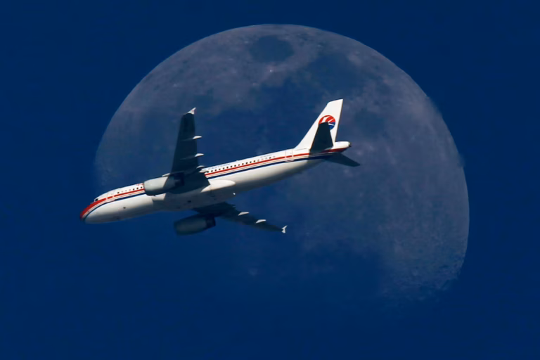 Trump veut interdire aux compagnies aériennes chinoises de survoler la Russie sur les routes vers les États-Unis (AP)