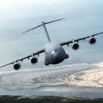 Un avion cargo sort de piste à l'aéroport de Hong Kong et finit en mer : deux morts confirmés