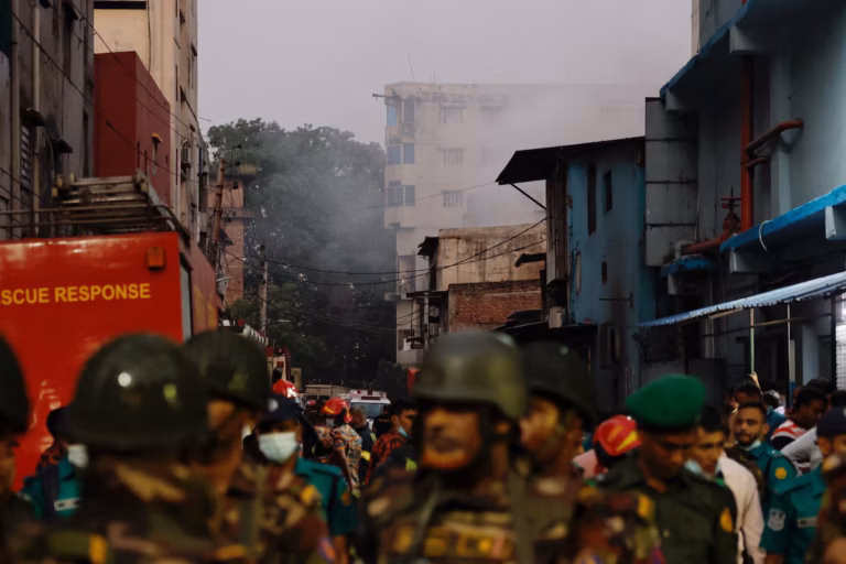 Un incendie dans une usine textile au Bangladesh fait au moins 16 morts, le bilan pourrait s’alourdir (AP)