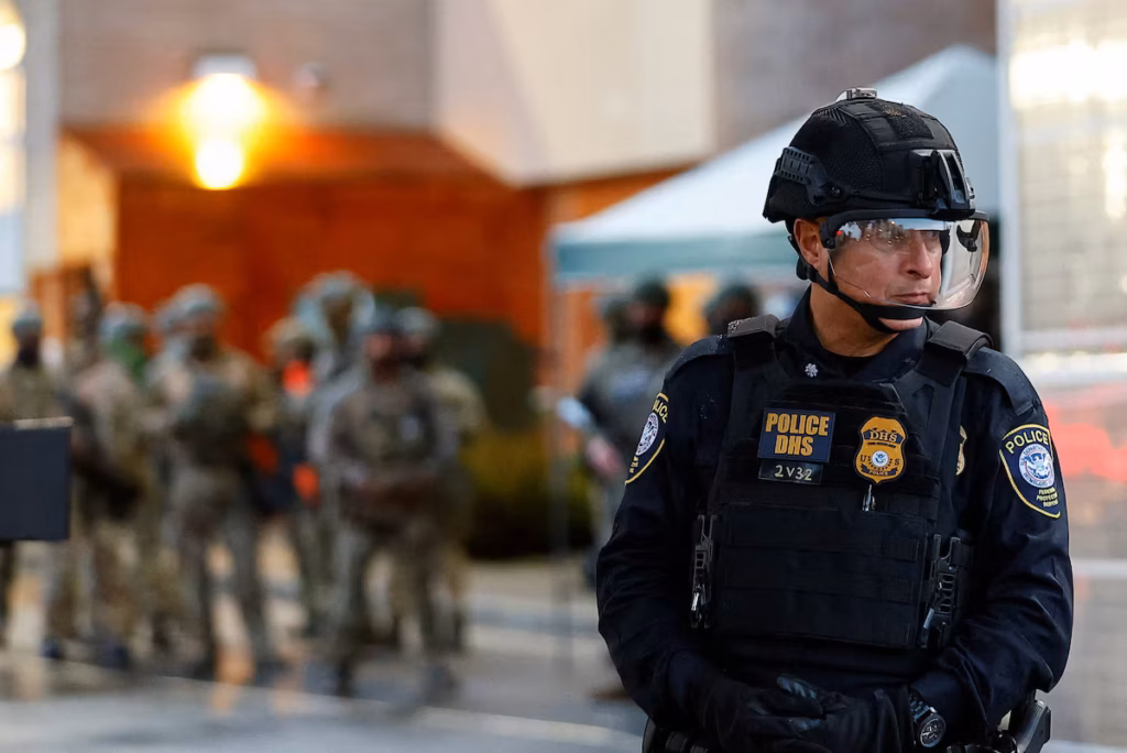 Un procès s’ouvre à Portland pour juger la légalité du déploiement de troupes ordonné par Trump (AP) AP Un procès s’ouvre à Portland pour juger la légalité du déploiement de troupes ordonné par Trump (AP)