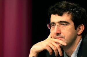 Vladimir Kramnik porte plainte après des menaces en ligne liées à la mort de Daniel Naroditsky (AP)