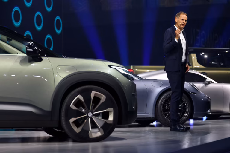 Volkswagen assure disposer d’un approvisionnement suffisant en puces, selon son PDG (AP)