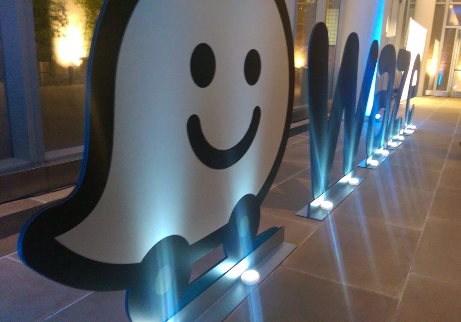 Waze mise sur l’IA pour signaler les dangers sans quitter la route des yeux (wikipedia commons)