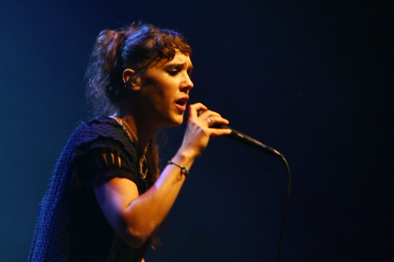 Zaz aphone, concert annulé - « Une sensation de couteaux dans la gorge » (wikipedia commons)