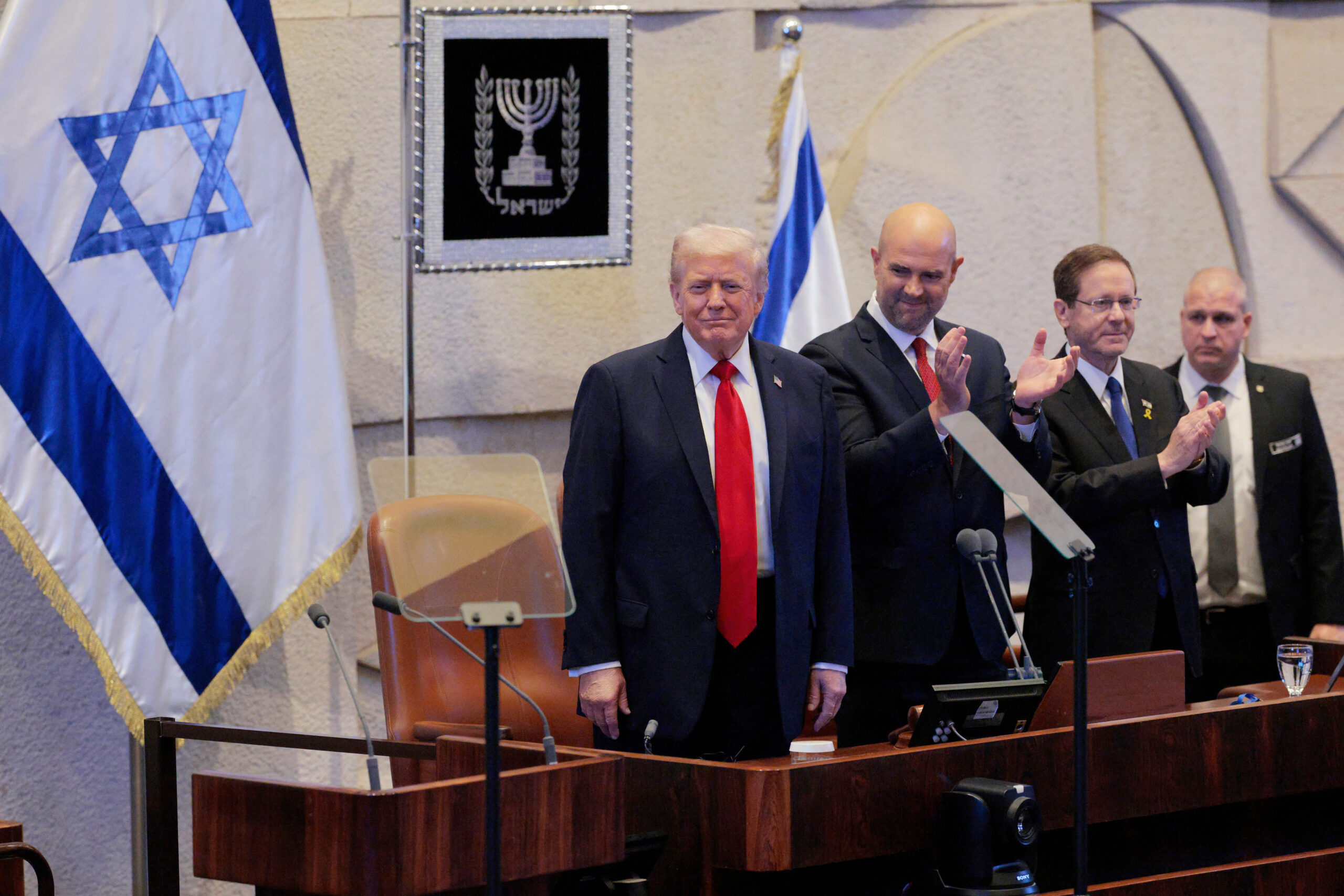 Trump ovationné au parlement israélien: "Nous demandons que vous soyez candidat au prix Nobel de la paix 2026. Personne ne le mérite plus que vous."