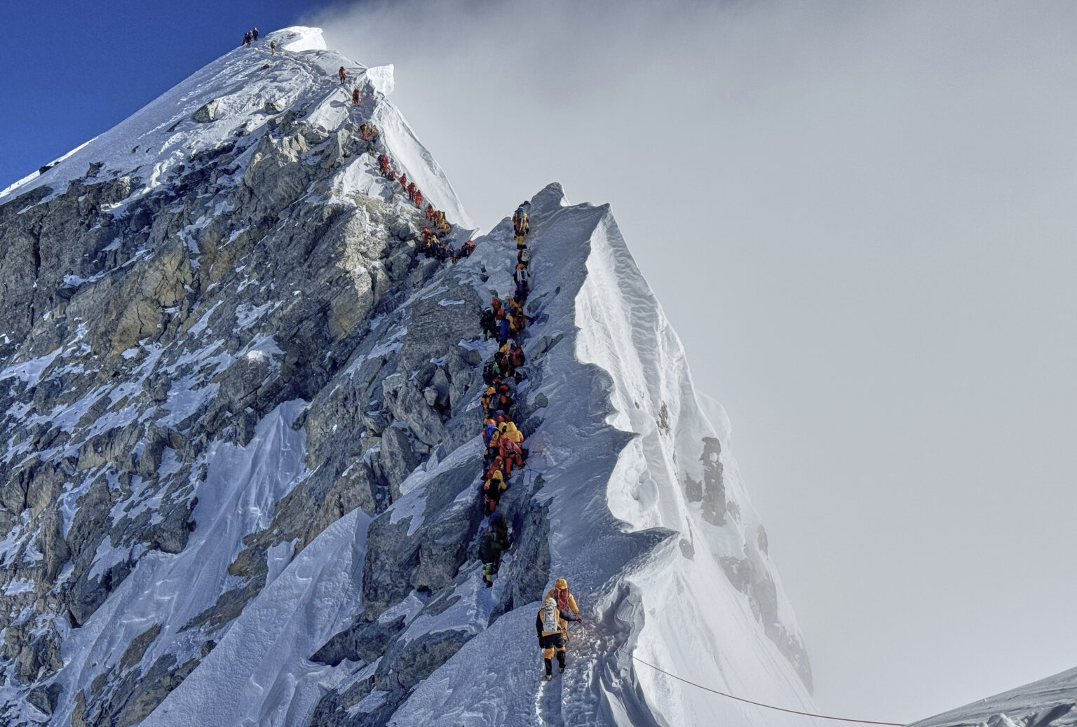 Everest : tous les randonneurs piégés sur le versant tibétain secourus après une violente tempête de neige. (AP/Kunga Sherpa)