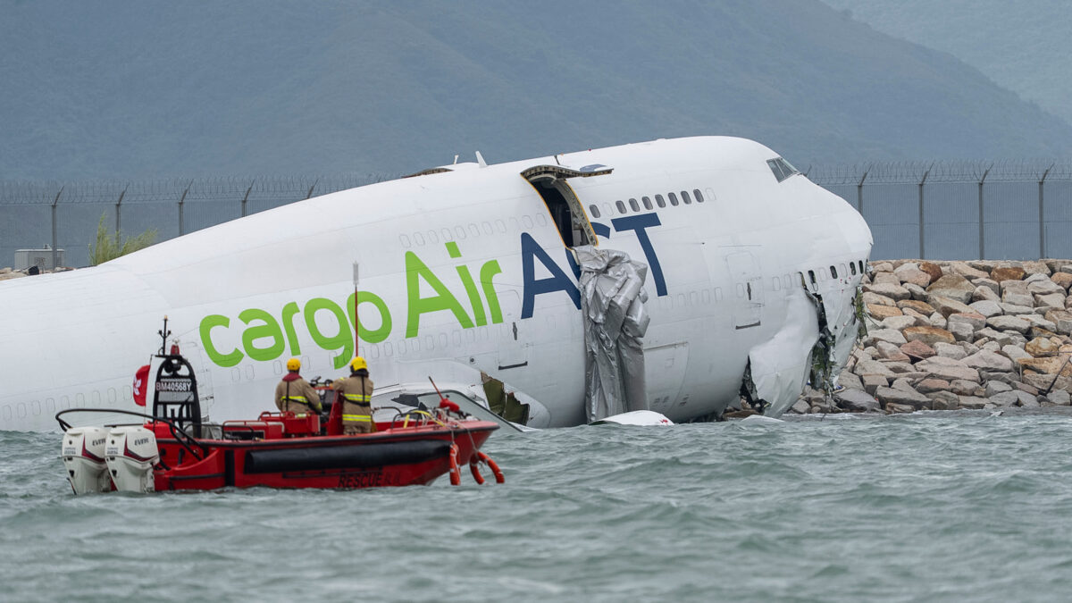 VIDÉO - Crash d'un Boeing 747 à Hong Kong: deux morts. (AP/Chan Long Hei)