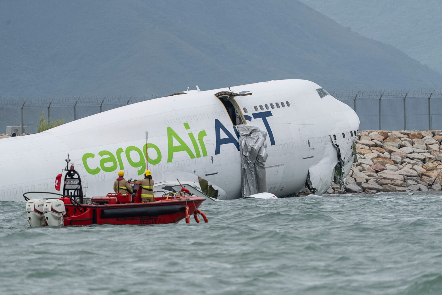 VIDÉO - Crash d'un Boeing 747 à Hong Kong: deux morts. (AP/Chan Long Hei)