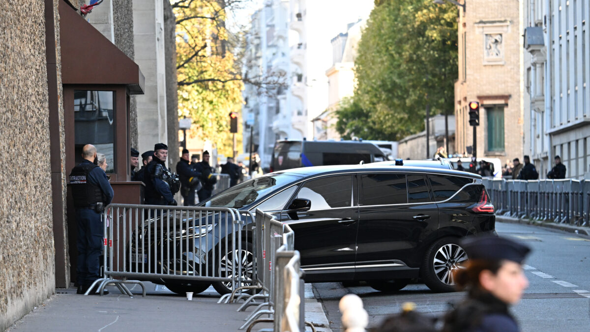 Ça y est ! Nicolas Sarkozy est incarcéré à la prison de la Santé : une première pour un ancien président français. (AP/Emma Da Silva)