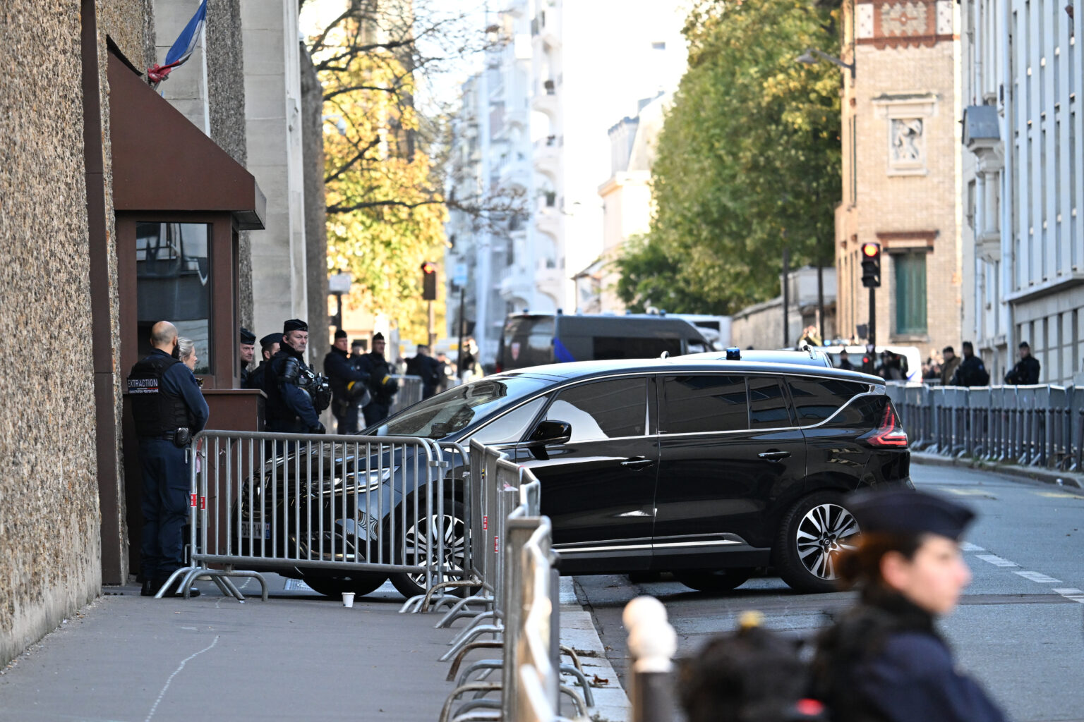 Ça y est ! Nicolas Sarkozy est incarcéré à la prison de la Santé : une première pour un ancien président français. (AP/Emma Da Silva)
