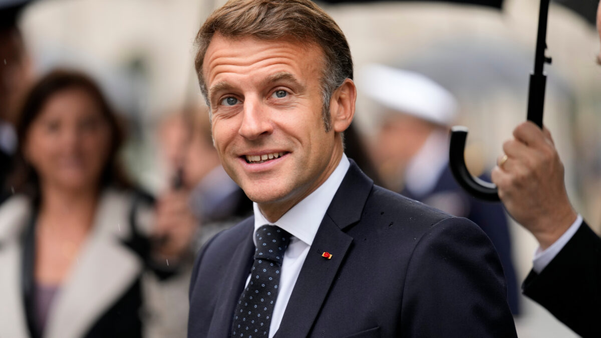 Sarkozy incarcéré: Macron juge "légitime" le débat sur l’exécution provisoire. (AP/Darko Bandic)