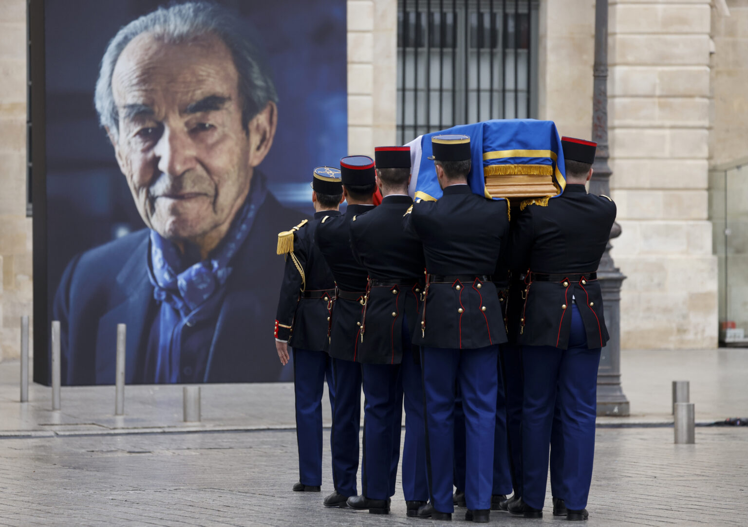 Robert Badinter entre au Panthéon. Redécouvrez l'histoire de Roger Bontems, guillotiné à tort, qui avait guidé son combat contre la peine de mort. (AP/Ludovic Marin)