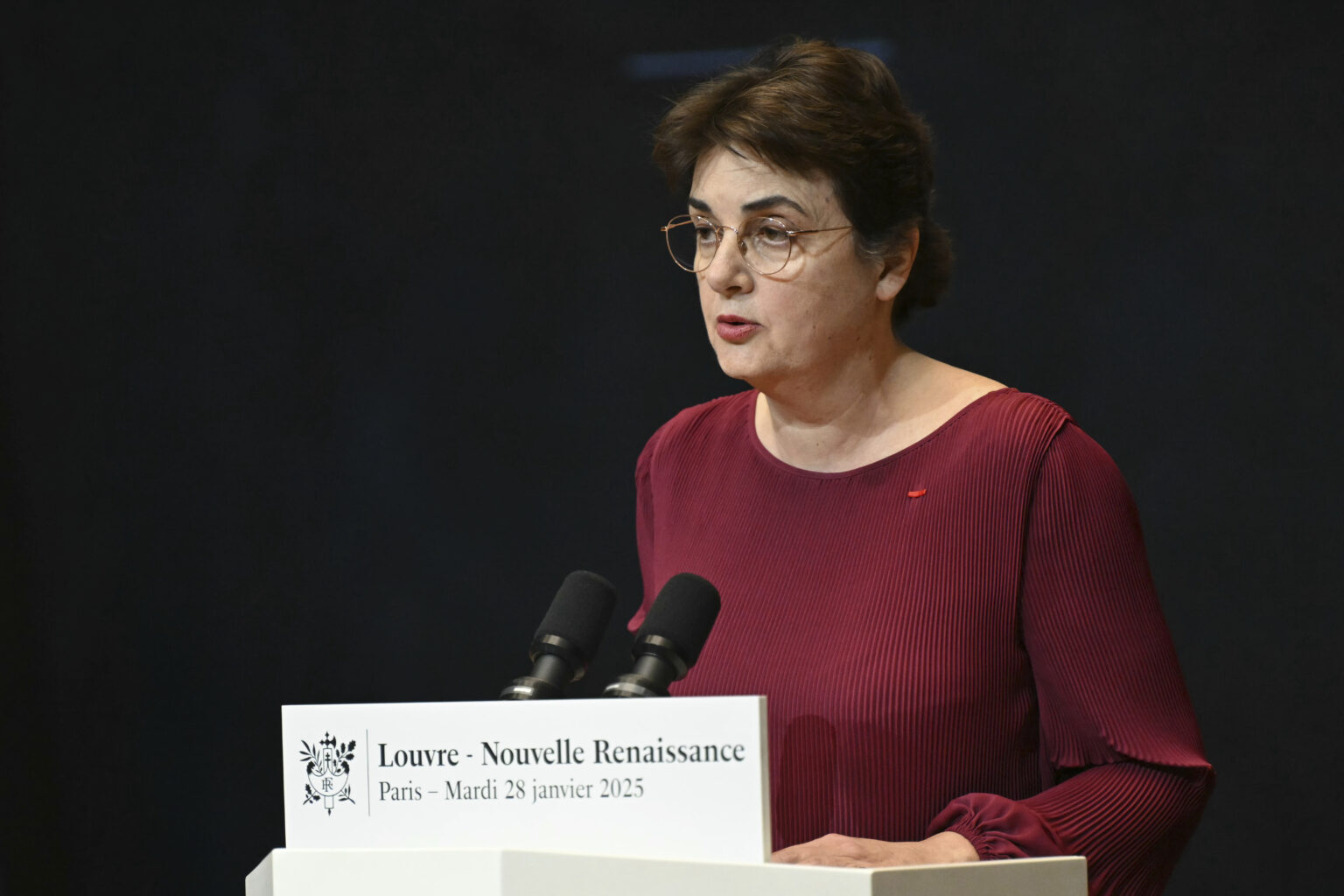 Cambriolage au Louvre : la présidente-directrice du musée auditionnée ce mercredi au Sénat suite à un rapport accablant sur la sécurité. (AP/Bertrand Guay)